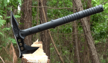 Tomahawk im Wald